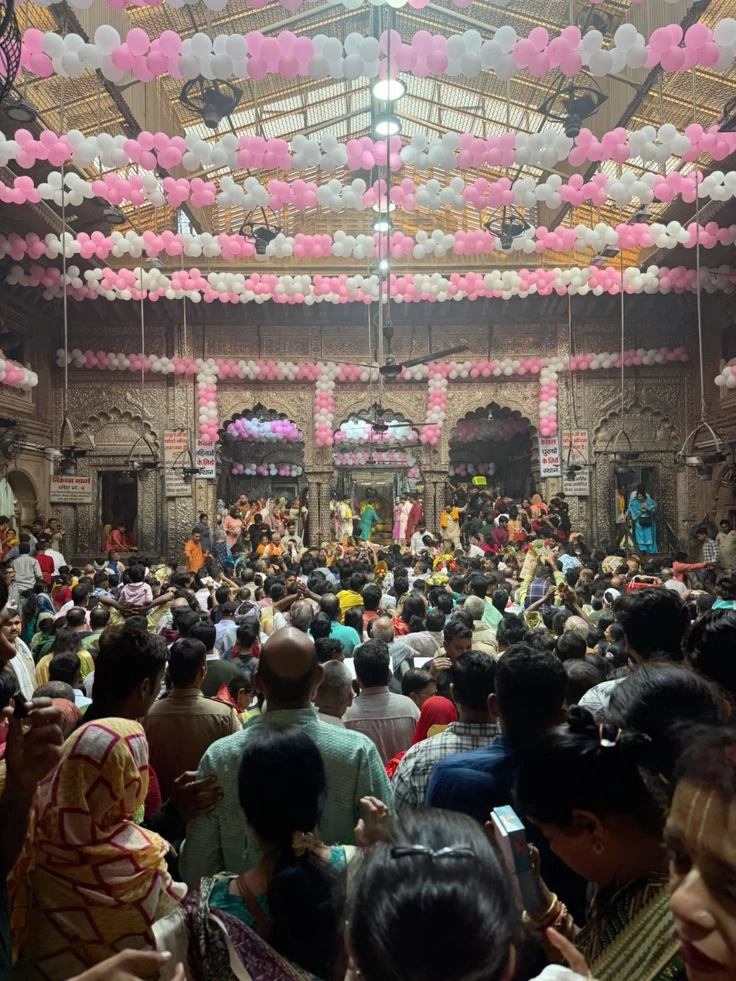 Banke Bihari Temple Crowd